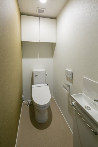 エンクレスト天神LARKのトイレ|落ち着いた色調のトイレです