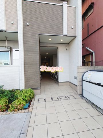 さいたま市大宮区大成町３丁目のアパートのエントランス