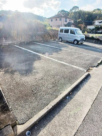 サファイアンエレガンスＤの駐車場|駐車場があるので、車を買う予定の方も安心です