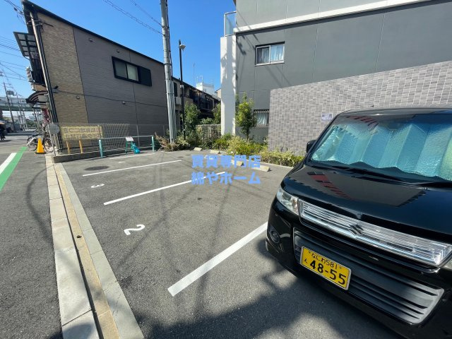 グランパシフィック花園Luxeの駐車場