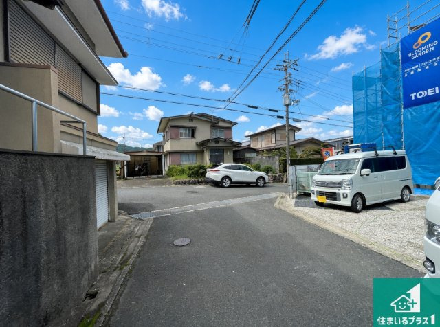 亀岡市西つつじケ丘雲仙台　新築一戸建ての前面道路含む現地写真|周辺は落ち着いた街並みの住宅地！子育てがしやすい住環境です！まだ未完成ですが、現地でしかわからない事もございます。是非一度ご覧ください。