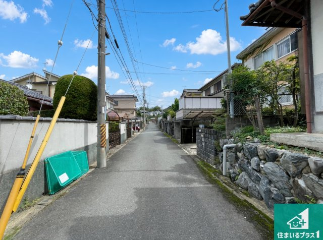 亀岡市西つつじケ丘雲仙台　新築一戸建ての前面道路含む現地写真|周辺は落ち着いた街並みの住宅地！子育てがしやすい住環境です！まだ未完成ですが、現地でしかわからない事もございます。是非一度ご覧ください。