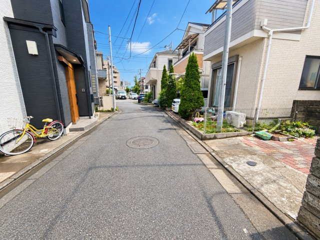 江戸川区江戸川3丁目 古家付き売地の外観|ゆとりあるアプローチが印象的な住まい。道路から玄関まで距離があり、開放感と落ち着きを感じる佇まいです。