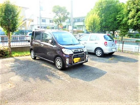 八王子市長沼町の賃貸マンションの駐車場