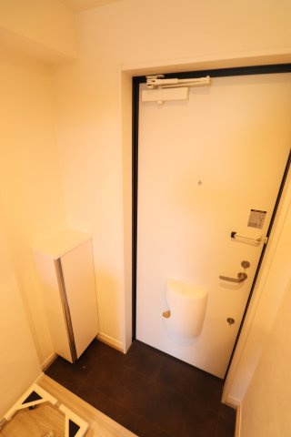 アザーレ・パッシオ生田Bの玄関|同間取り別部屋の参考写真です。
