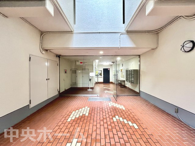 藤和新小岩コープのエントランス|【エントランス】マンションのエントランスは、その物件の印象を決める、顔とも言える場所です。毎日通る場所ですからきれいなのが一番です。
