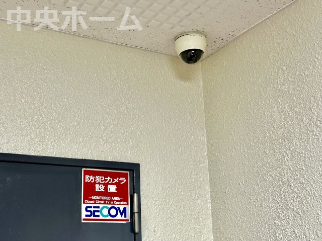 藤和新小岩コープの防犯設備|【防犯カメラ】何かあった時の大事な証拠になることももちろんなりますが、防犯というくらいですので大事なのは防犯カメラがあることによって抑止力につながることですよね。