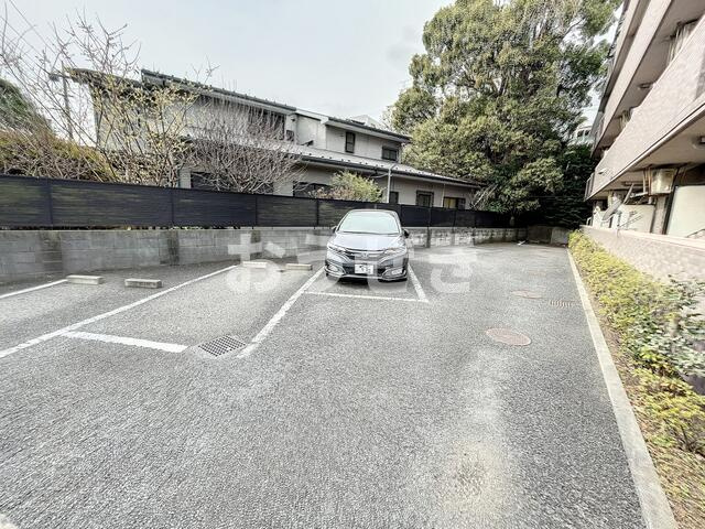 グランドール東寺尾の駐車場