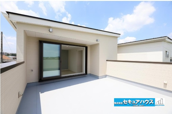 【今すぐご案内可能】愛知県知多郡東浦町大字石浜字中央20-10のその他|【バルコニー】
◆見晴らしもよく、太陽の温かな温もりをめいっぱい受け止めてくれます。
太陽の光と爽やかな風を受けたお洗濯物はあっという間に乾き、取りこむ時には太陽の匂いを感じられそうですね。　
