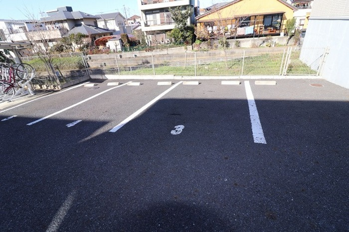 アーベイン中郷の駐車場