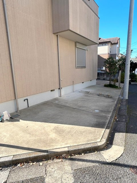 イーストウェルの駐車場