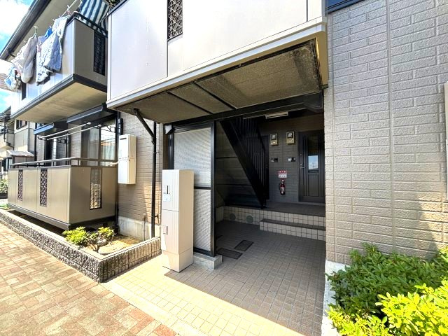 グレイスコート峰塚A棟のエントランス