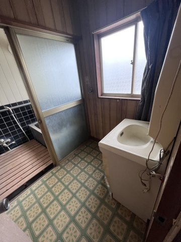 大泉町東小泉作業所・事務所・居住スペース付売物件の洗面所