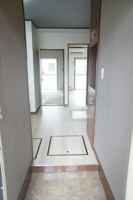 かみやマンションの玄関