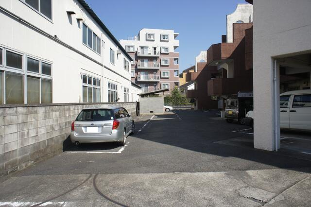 かみやマンションの駐車場