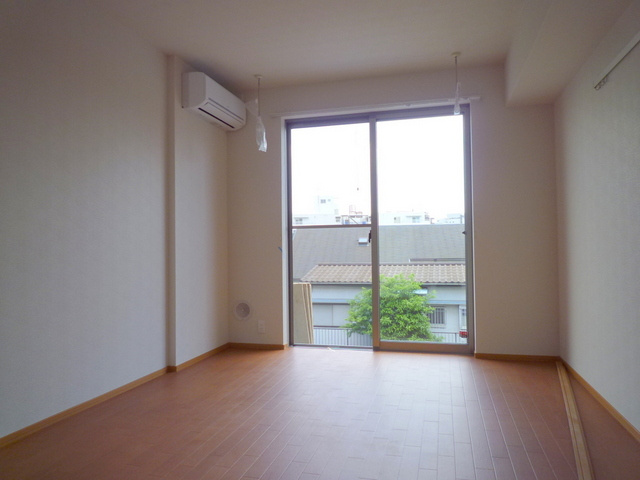 Maison Takamiの居間・リビング|★キレイなフローリング調のお部屋です★