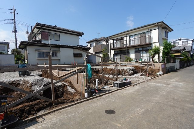川越市霞ヶ関北6丁目　可変型3(4)LDK+カースペース2台付き　新築戸建の前面道路含む現地写真