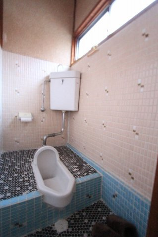 高島町１８８借家西のトイレ|落ち着いた色調のトイレです