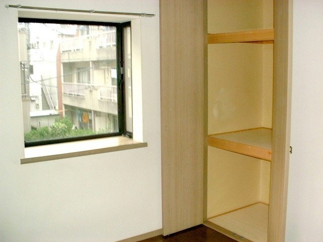 ハイムグラティアの収納|出窓付きの居室　開放感あります。