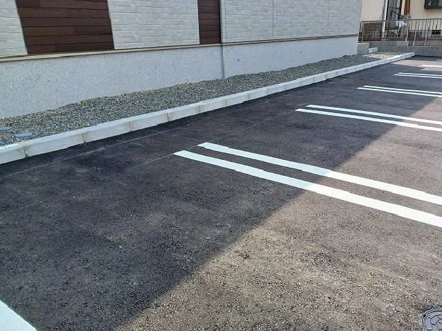 シャルール伏屋の駐車場