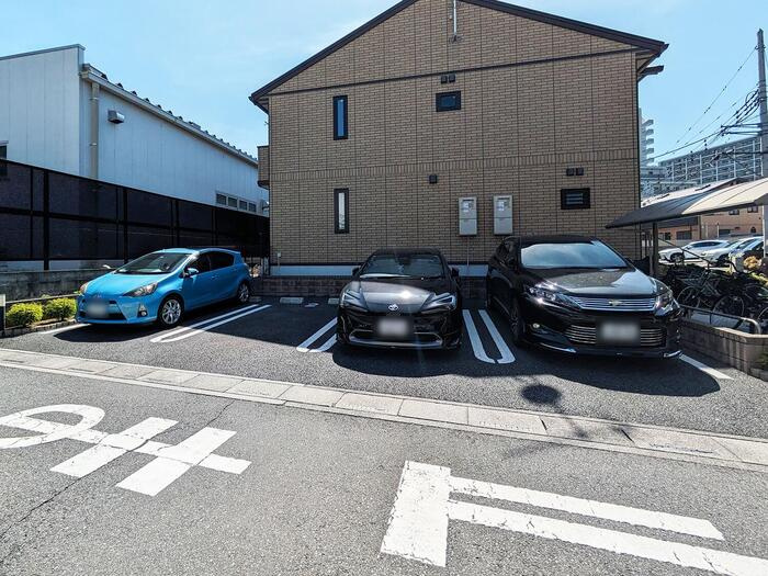 エリーニの駐車場