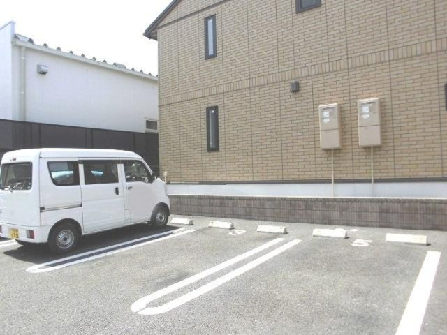 エリーニの駐車場