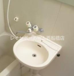 ビレッジサングランデE棟の洗面所
