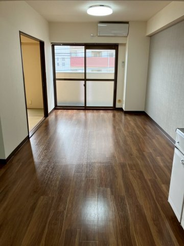 巴町コロンバスタワーの居間・リビング|※同タイプ別部屋のお写真です