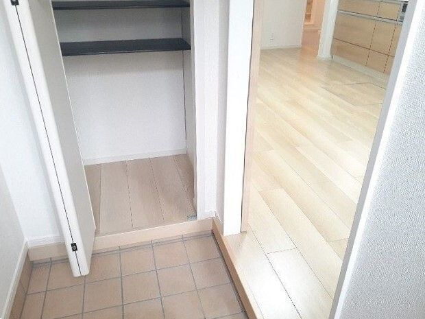 プレジールＳ岩塚の玄関