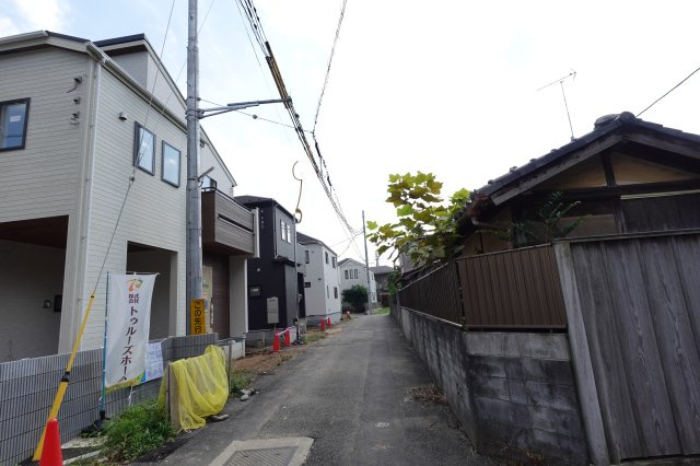 川越市郭町2丁目　可変型3(4)LDK+3WIC+カースペース付き　新築戸建の前面道路含む現地写真