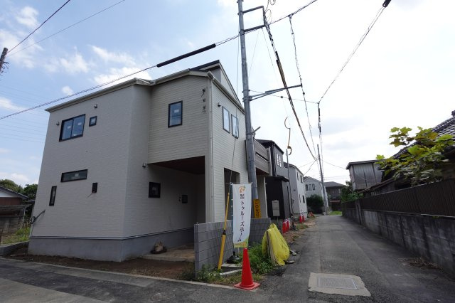 川越市郭町2丁目　可変型3(4)LDK+3WIC+カースペース付き　新築戸建の前面道路含む現地写真