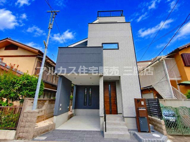 三鷹市下連雀4丁目 中央線 三鷹駅 新築戸建の外観|ビルトインガレージ風の屋根付き駐車スペースを完備。雨の日でも濡れずに乗り降りができ、お車の出し入れや荷物の積み下ろしもスムーズです。