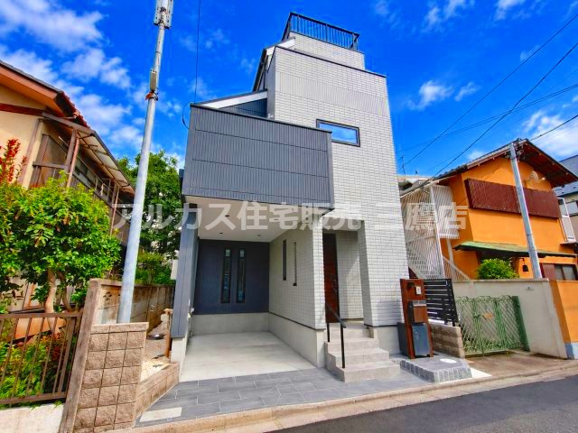 三鷹市下連雀4丁目 中央線 三鷹駅 新築戸建の外観|アプローチ階段と木目調の玄関ドアがシックな印象を与えるファサード。モダンな機能門柱がスマートな住まいを演出します。