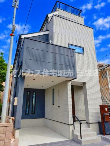 三鷹市下連雀4丁目 中央線 三鷹駅 新築戸建の外観|グレーの外壁とダークカラーのアクセントが調和した洗練された外観デザイン。ビルトインガレージの上部を活用した立体感のあるスタイリッシュな造りです。