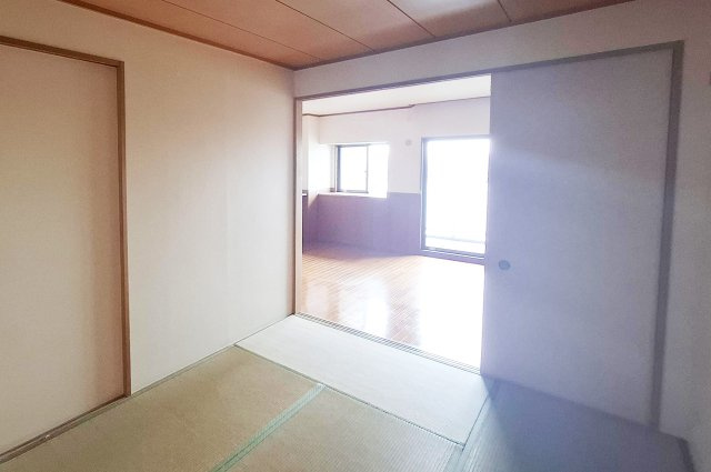 グレイスランドマーク堺・光明池の和室|和室：約6帖の和室はLDKと一体利用も可能です。用途に合わせて幅広く活用できます。