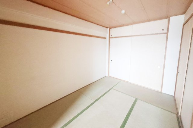 グレイスランドマーク堺・光明池の和室|和室：押入付きで整理整頓しやすいお部屋。客間やくつろぎの場としても使えます。