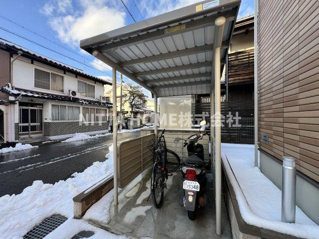 豊岡市小田井町のアパートのエントランス|敷地内に駐輪場、駐車場も完備しています！