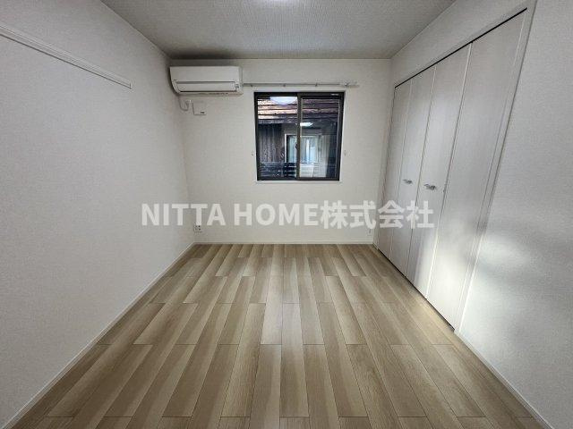 豊岡市小田井町のアパートの内装|こちらの洋室は５．３帖です◎