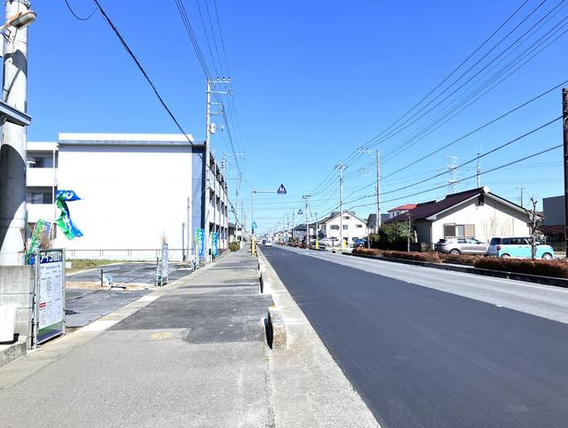 鶴ヶ島市中新田　新築戸建の前面道路含む現地写真