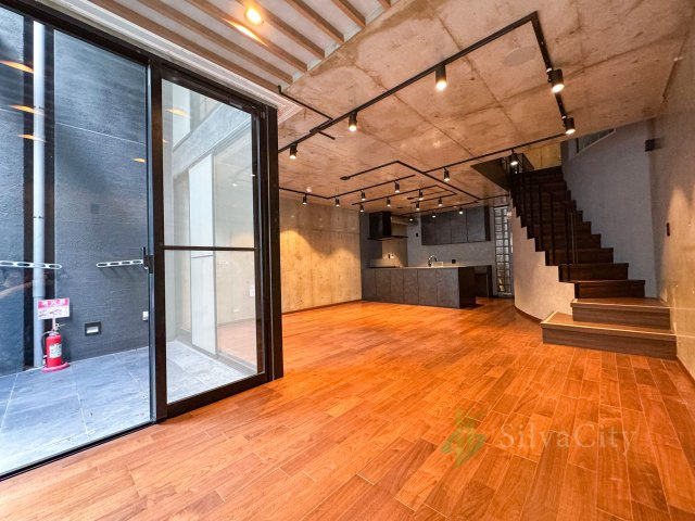 エクセラージュ神宮前の居間・リビング|テラスへとつながるLDK。家具を配置してもゆとりを確保しやすく、家族やゲストとゆったり過ごせます。