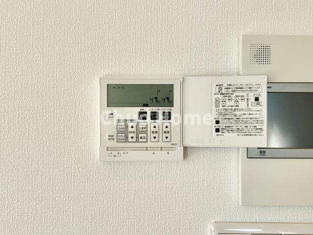 キャナルワーフタワーズウエストの冷暖房・空調設備|【床暖房】冬は足元から暖めてくれる床暖房はエアコンとは違って埃が舞いませんので健康にも良さそうですね。