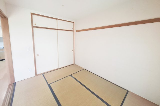 ローレルコート鳳の和室|和室：LDKに隣接し、客間やくつろぎ空間として多用途に使えます。