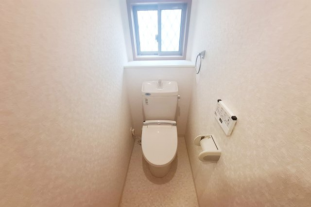 富田林市藤沢台７丁目のトイレ|1階トイレ：換気のしやすい窓付き。トイレは2階にもあります。