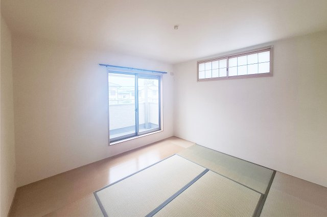 富田林市藤沢台７丁目の和室|和室2：バルコニーへの出入りが可能な6帖の和室です。