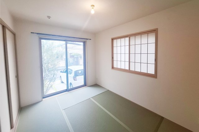 富田林市藤沢台７丁目の和室|和室1：掃き出し窓付きで明るく風通りの良い和室です。押入収納付き。