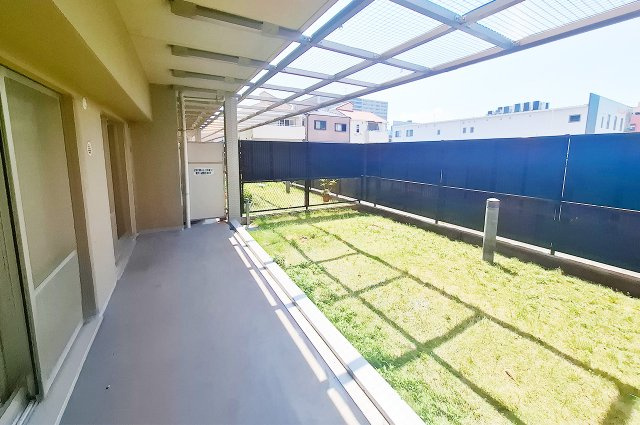ローレルコート鳳の庭|南側テラス：専用庭に面し、屋外空間を身近に使えます。日当り良好です。
