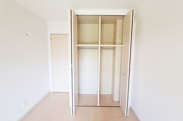 ローレルコート鳳の収納|洋室1クローゼット：収納付きで、室内をすっきり保ちやすいお部屋です。