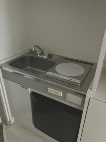 冷蔵庫は残置物です。