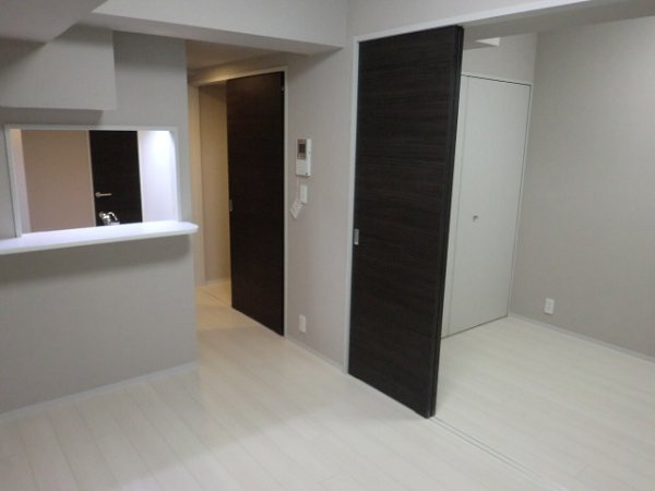 新品家具付きマンション初音町1(KaGood神奈川)の居間・リビング