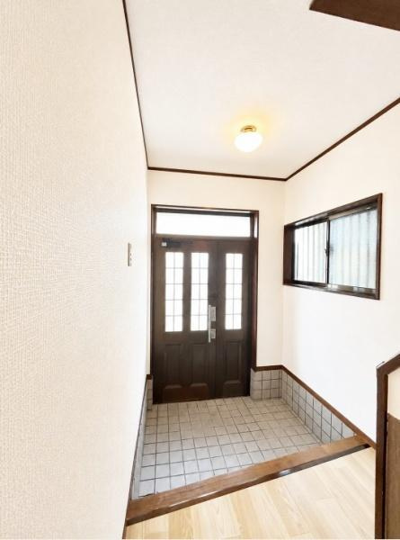 春日東町　中古一戸建ての玄関|■物件内覧・資金計画相談・住宅ローン相談、リフォーム相談、お問合せ受付中■
※当日・翌日のご内覧、ご相談はお電話でのお問合せがスムーズです！
